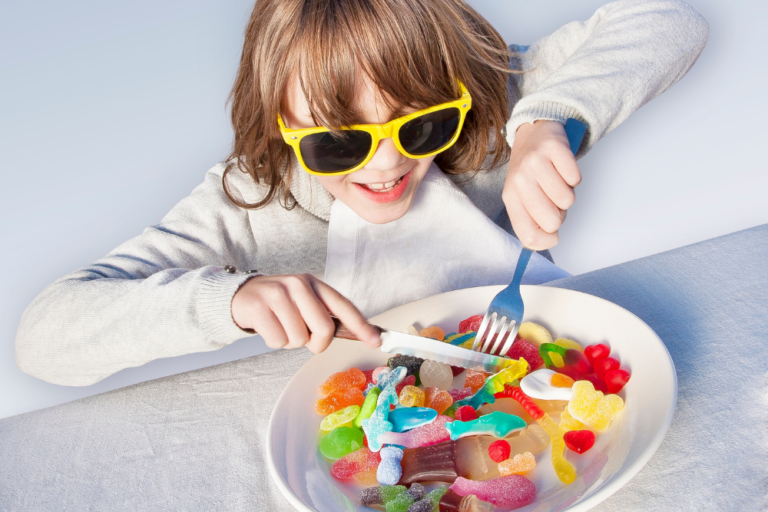 Enfant mangeant des bonbons, illustrant la gestion du grignotage émotionnelet la mauvaise alimentation, sophrologie Épinal, Vosges