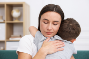 Maman et son enfant faisant un câlin, en pratiquant la respiration synchronisée pour s'apaiser, sophrologie à Dinozé, près d'Épinal