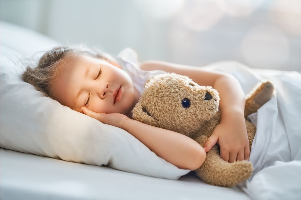 Enfant apaisé au moment du coucher grâce à des exercices de sophrologie pour surmonter les troubles du sommeil et les angoisses nocturnes, cabinet proche d'Épinal.